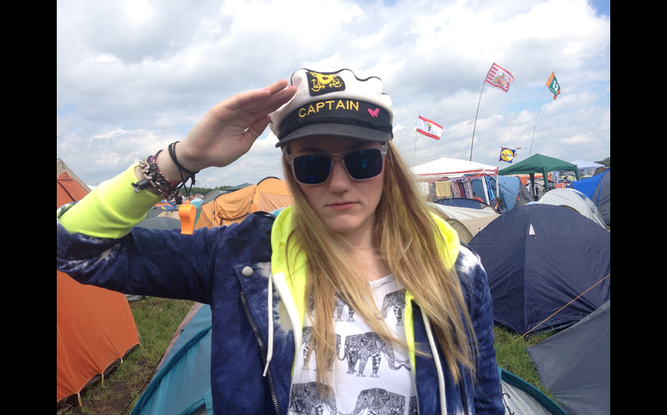 RS: Beende folgenden Satz - "Wer nach der Party noch gut aussieht..." LINA: ...bei dem hat sich das Make-up entwickelt.