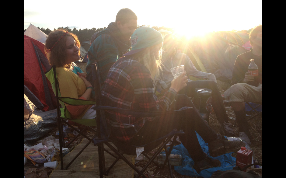 RS fragt: Bei welchem Act habt ihr euch zuletzt ins Moshpit getraut? GIRLS: (reden russisch)...(noch mehr russisch)...Max ...