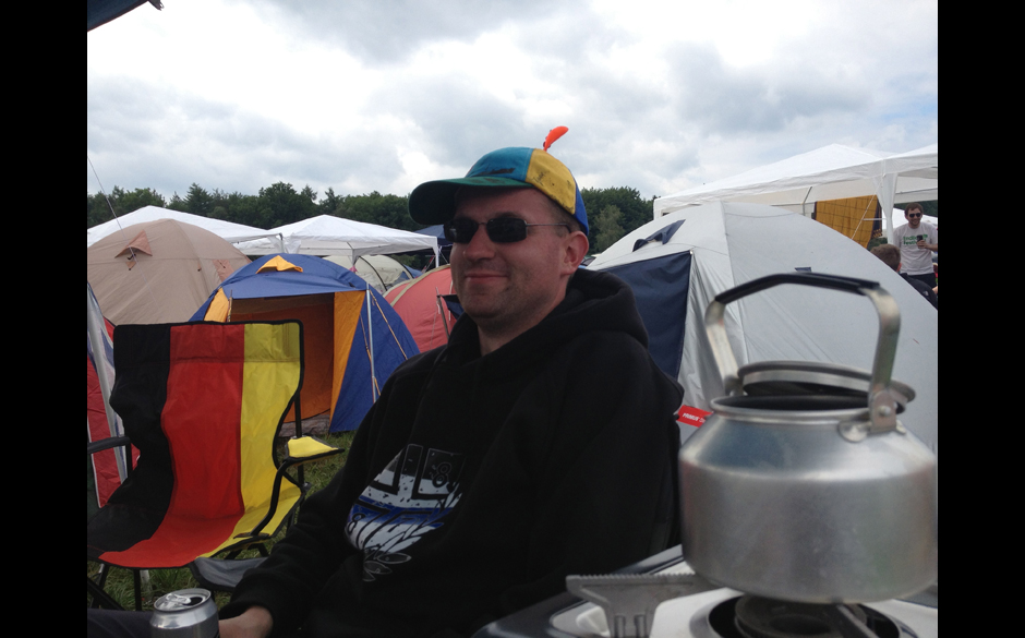 RS: Beginne einen Satz, der auf LEIDER GEIL endet! SVEN: Ich bin 'ne Festival-Jungfrau, leider geil!