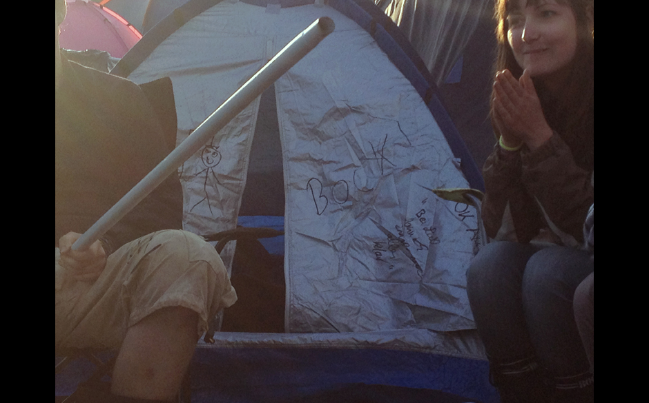 RS fragt: Und warum sagst Du zu einem VIP-Pass nicht Nein? HENDRIK: Weil ich sonst mit Queens Of The Stone Age keinen smok...