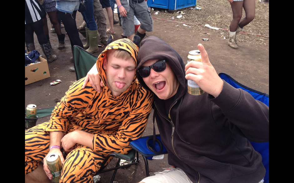 RS fragt: Wie kann man euch an diesem Wochenende rumkriegen? BEIDE: Mit einem Tigerkostüm.