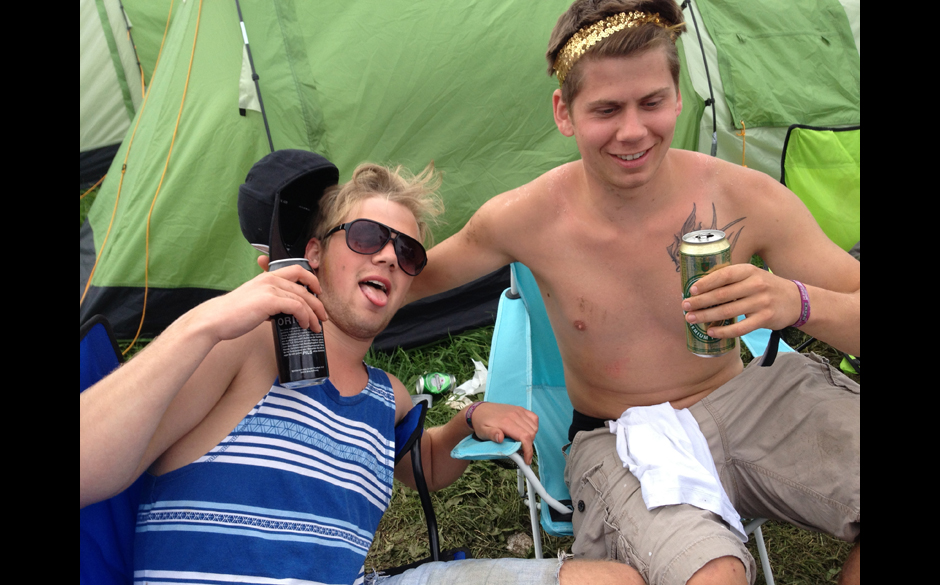 RS fragt: Was ist eure verrückteste Panzertape-Aktion? CAPPI-DOMI: Er hat mir mal den Penis angeklebt, weil er so stand.