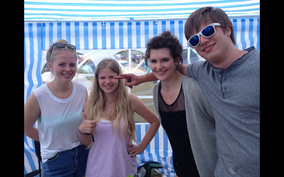 RS fragt: Und was grölt ihr jetzt gleich wieder? GIRLS: BÜCK! DICH! HOCH! - das steigert den Profit!