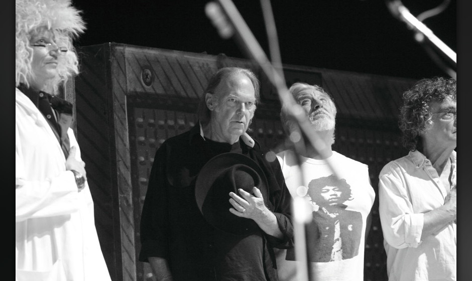 Hut aufs Herz zur Nationalhymne: Neil Young in Köln