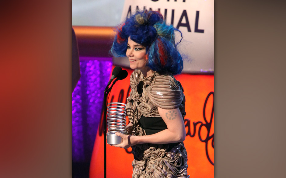 Das Rad auf dem Arm von Björk ist ein altes nordisches Symbol namens "Vegvísir". Es soll sie beschützen und als eine Ar...