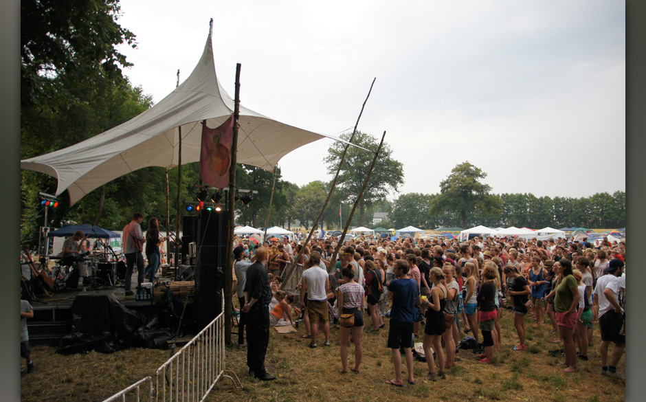 Publikum beim Appletree Garden Festival 2013