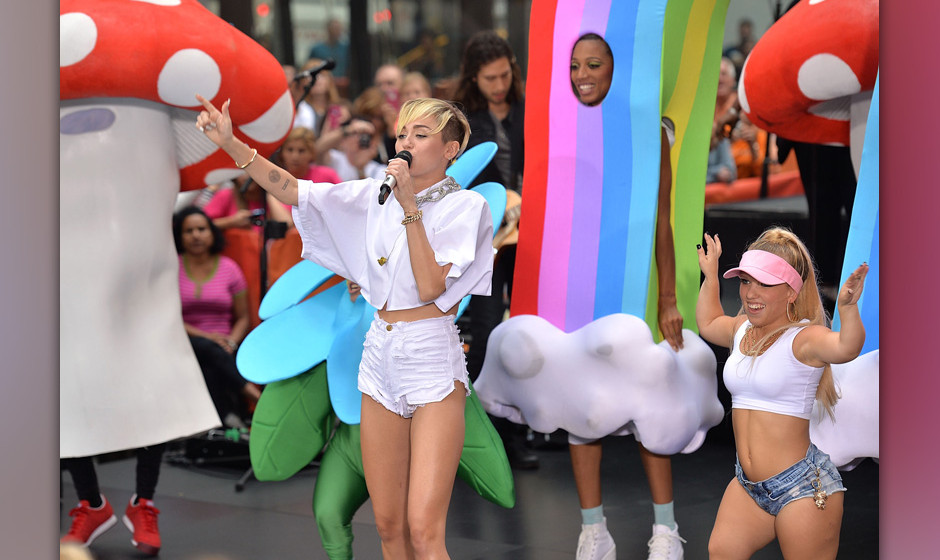 NEW YORK, NY - OCTOBER 07:  Singer Miley Cyrus performs on NBC's 'Today' at Rockefeller Plaza on October 7, 2013 in New York 