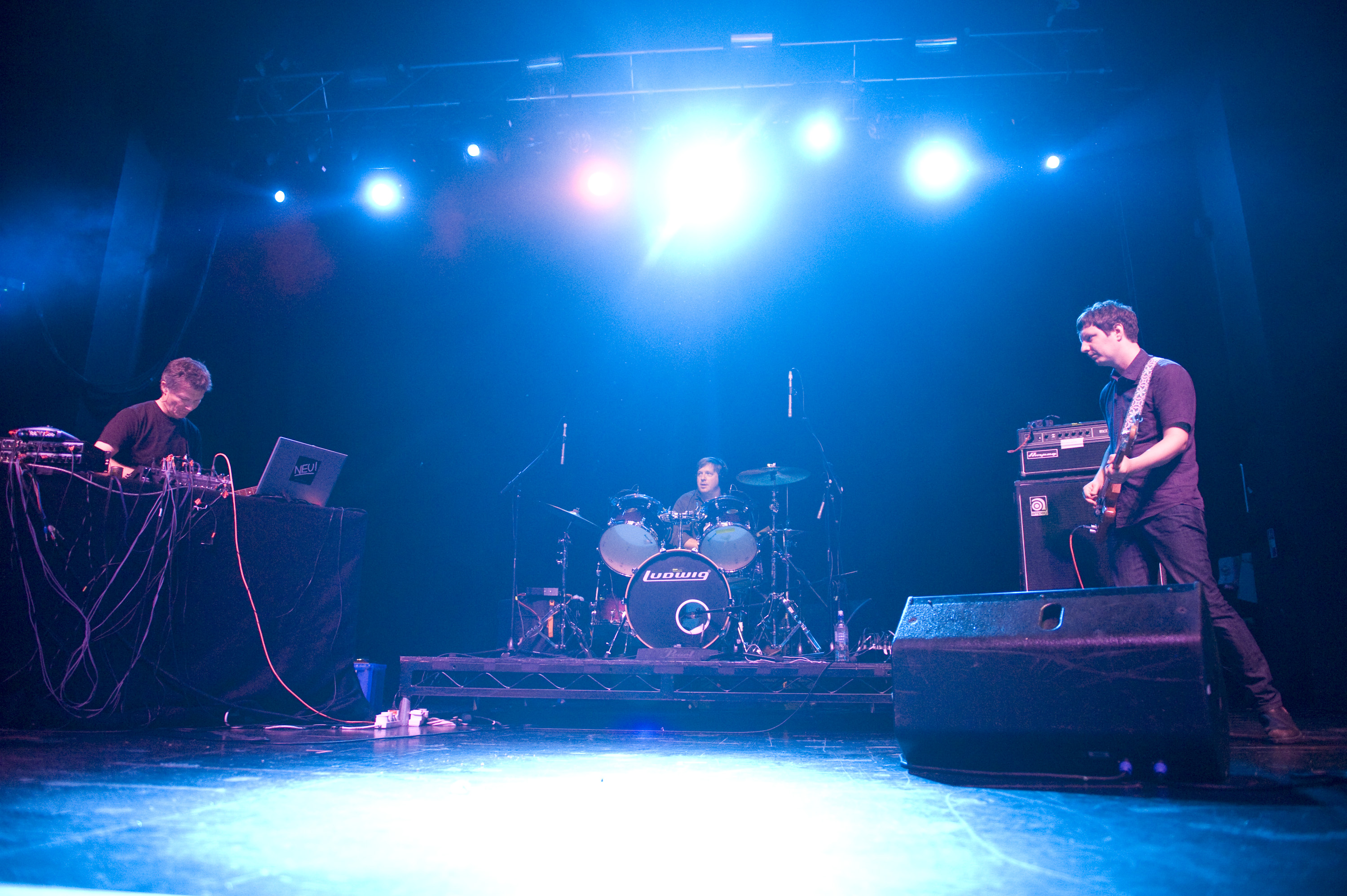 Neu!: Gegründet 1971 in Düsseldorf, aufgelöst 1976.
Wichtigste Alben: „Neu!“ (1972), „Neu! 2“ (1973)
Bekanntest...