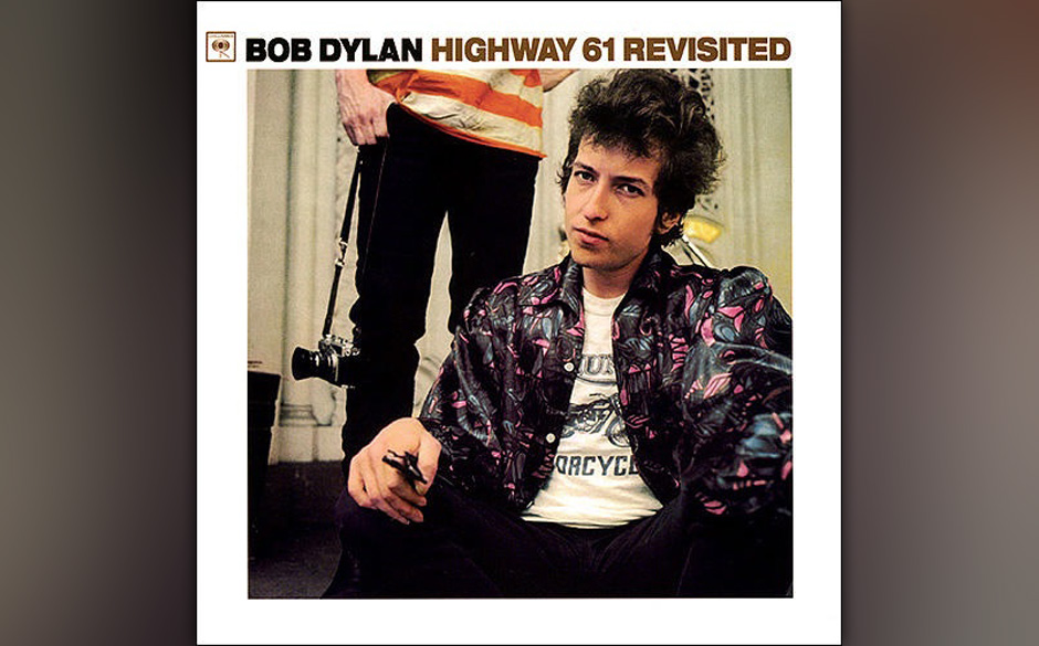 Da er mit dem Arrangement unglücklich war, schob ihn Dylan zur Seite und nahm stattdessen „Tombstone Blues“ auf. Er v...