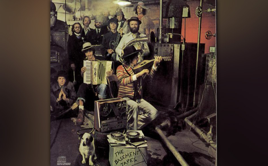 Wie so viele Lieder, die er in „Big Pink“ zu Papier brachte, ist „Tears Of Rage“ ein kryptischer Song, der seine v...