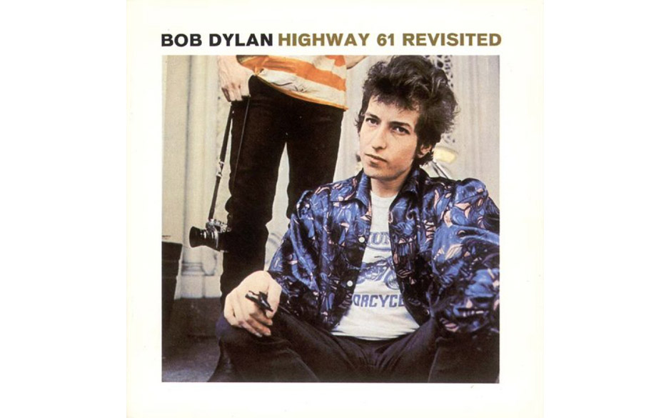 Bekannte Zeitgenossen, einige real, einige mythisch, tauchen in einem surrealistischen Kontext auf: das Phantom der Oper, ...