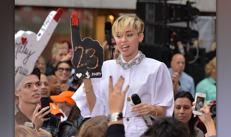 NEW YORK, NY - OCTOBER 07:  Singer Miley Cyrus performs on NBC's 'Today' at Rockefeller Plaza on October 7, 2013 in New York 