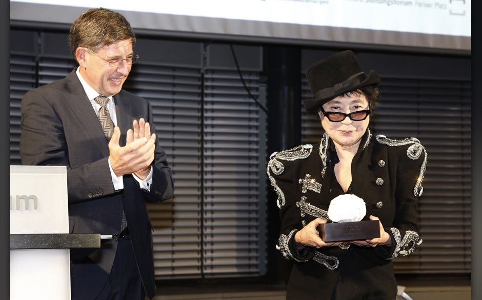 DEU, Berlin, 17.10.2013, Theodor-Wanner-Preis 2013 an Yoko Ono (Preisgeldempfaenger: der Fotograf Boniface Mwangi), ifa In...