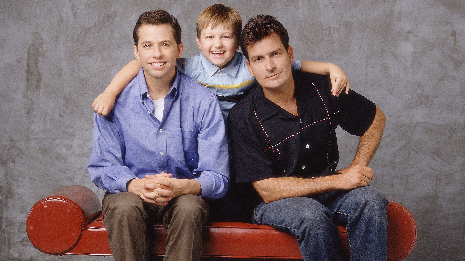 Two And A Half Men: nach dem erzwungenen Abgang von Charlie "Tigerblood/Adonis DNA" Sheen holte man sich Ashton Kutcher an...