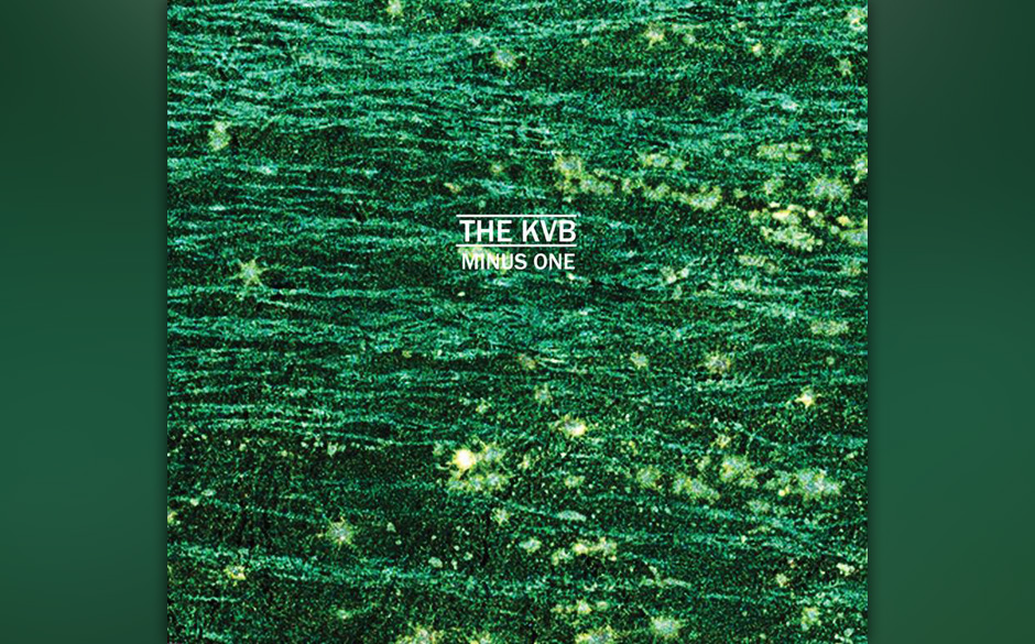 The KVB – “Minus One”. Dunkle Wave-Szenen mit 80s-Drumbeats und Noise-Gitarren.