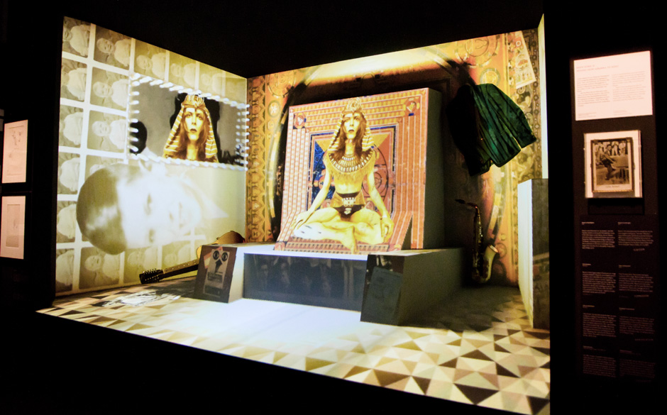 In "Oh! You  Pretty Things" besang Bowie den "Homo Superior" und trug mystisch anmutende Kostüme.