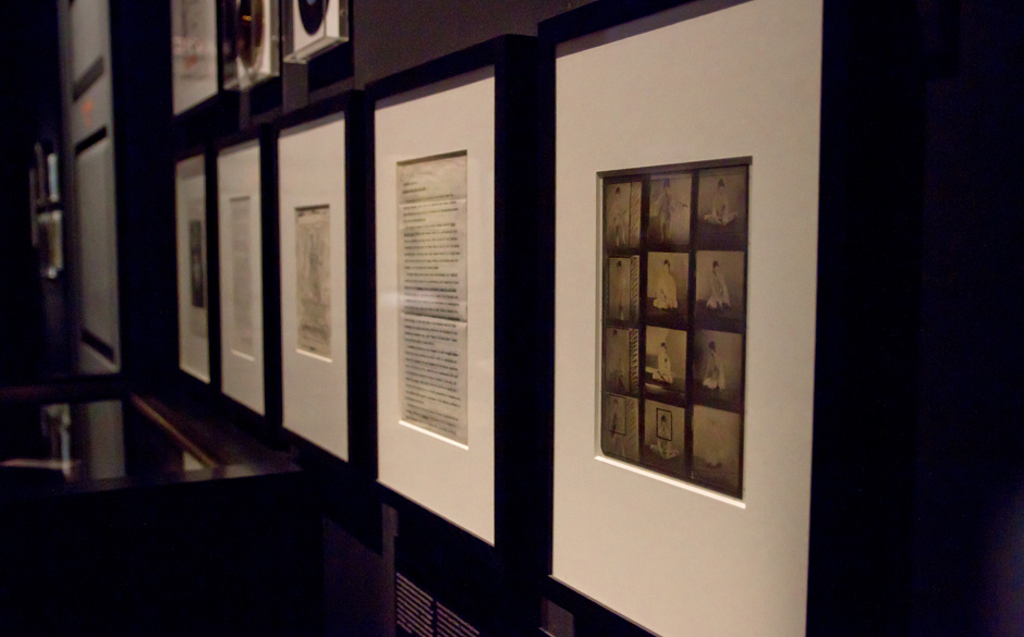 Foto-Negative von David Bowie, in denen er sich als Pantomime übt.