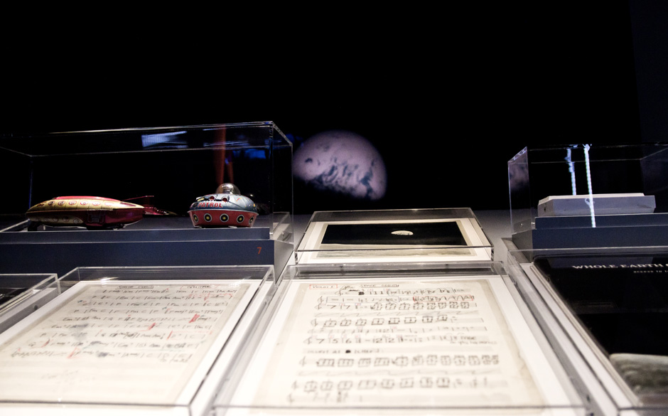 Space Age: Bowies Songtext von "Space Oddity", dazu typische Raumschiff-Spielzeuge der späten Sechziger. Rechts im Bild: ...