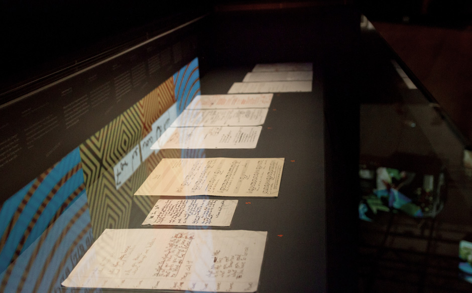 Songtexte, 1973-1991. Das kleine Blatt, das zweite von links, zeigt einen Tagebuch-Eintrag Bowies über sein Treffen mit d...