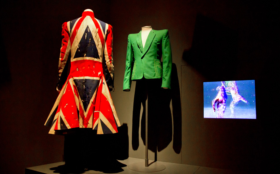 Was für ein Mantel! Der "Earthling"-Coat von 1997, den Bowie auf dem Cover des Albums trug. Design: Alexander McQueen.