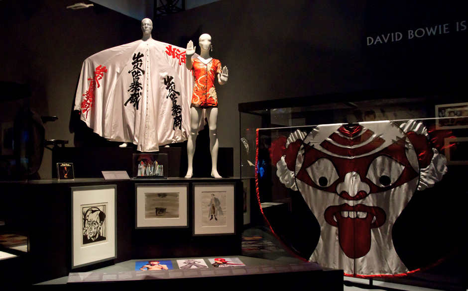 Von japanischem Design inspiriert: Die Mäntel aus "Aladdin Sane" und "Pin-Ups" (1973).