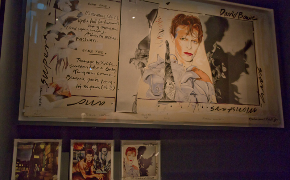 Plattenschrank: v.li. nach rechts: "The Rise And Fall Of Ziggy Stardust And The Spiders From Mars" (1972), "Diamond Dogs" ...