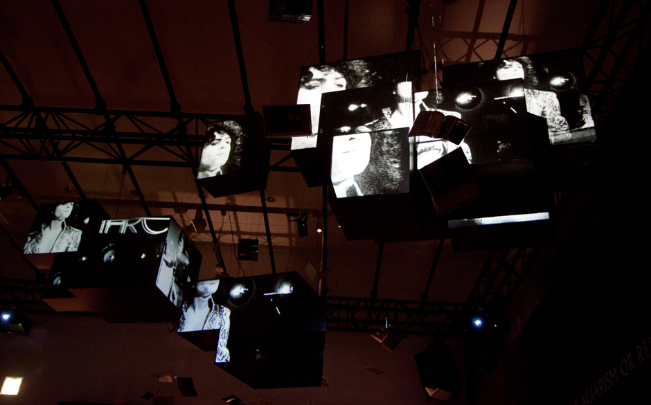 Videowürfel mit Vorbildern und Zeitgenossen Bowies. Hier: T.Rex-Sänger Marc Bolan.