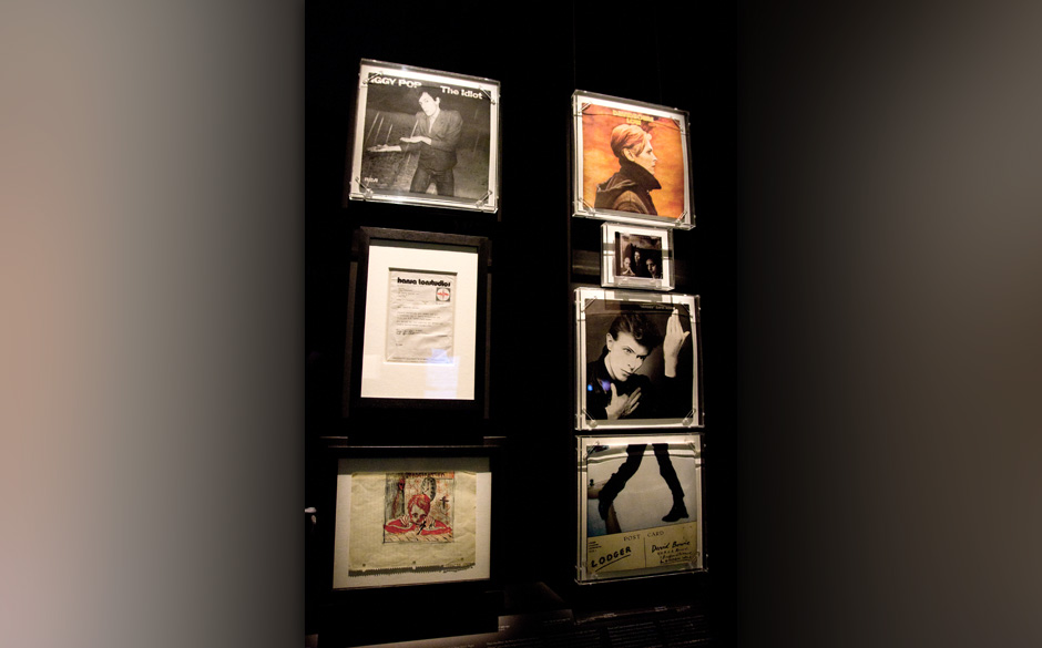 Platten der Berlin-Ära 1977-1979: Iggy Pops "The Idiot", Bowies "Low", "'Heroes'" und "Lodger. Der Brief links ist ein Sc...