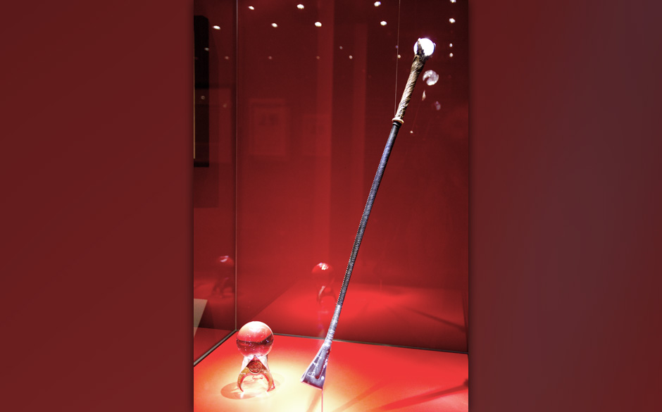 Zauberkugel- und -stab aus "Labyrinth". In dem Puppenfilm von 1986 verkörperte Bowie den "Goblin King".