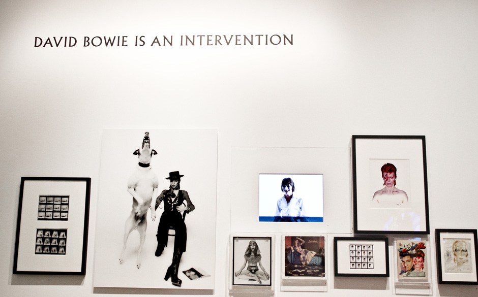 Links: Promo-Fotos mit Hund – zum "Diamond Dogs"-Album (1974)