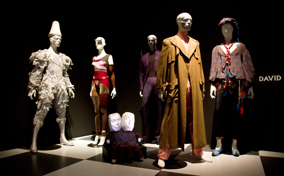 Die verschiedenen Gesichter des David Bowie: u.a.links das Pierrot-Kostüm aus "Ashes To Ashes", sowie 2. v. re: der Trenc...