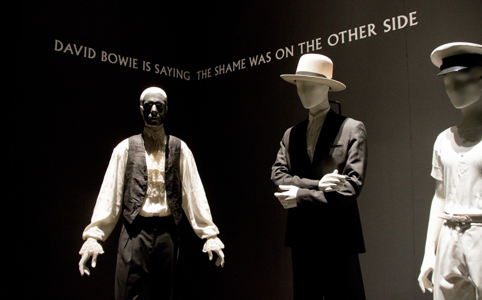 Bowies Berlin-Phase. Rechts: sein Seemanns-Aufzug aus der "Low"- und "Stage"-Tour (1977-1978).