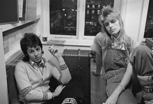 Paul McCartney und his wife, Linda (1941 - 1998), November 1973