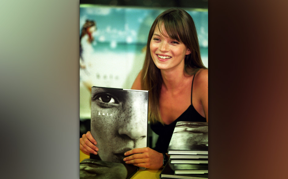 1995: Kate Moss stellt ihr Buch "Kate" vor
