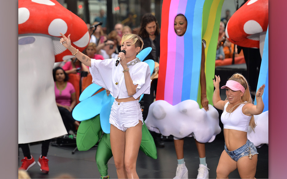 NEW YORK, NY - OCTOBER 07:  Singer Miley Cyrus performs on NBC's "Today" at Rockefeller Plaza on October 7, 2013 in New Yo...