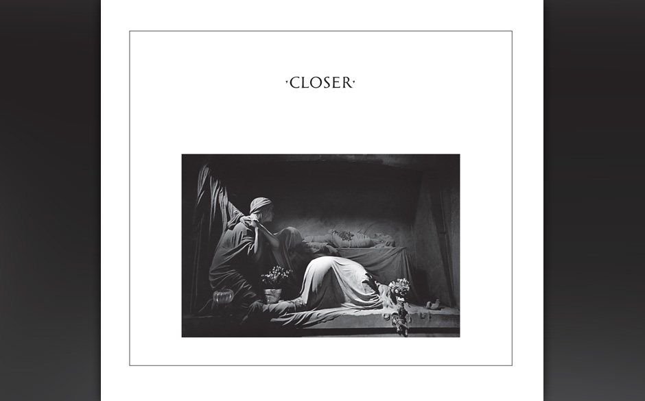 157. Joy Division - Closer, 1981
Mit seinen dröhnenden Gitarren, den eisigen Bass-Melodien und den überlauten Vocals ist...