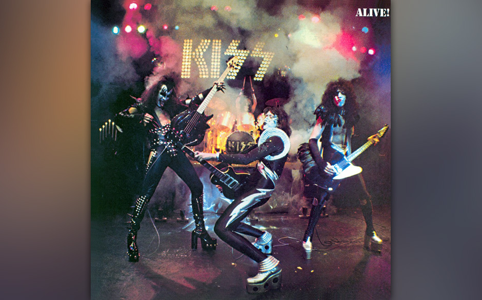 159. Kiss - Alive!, 1975
Die Doppel-Live-LP, überwiegend in De-troit aufgenommen bedeutete für Kiss den Durchbruch – u...