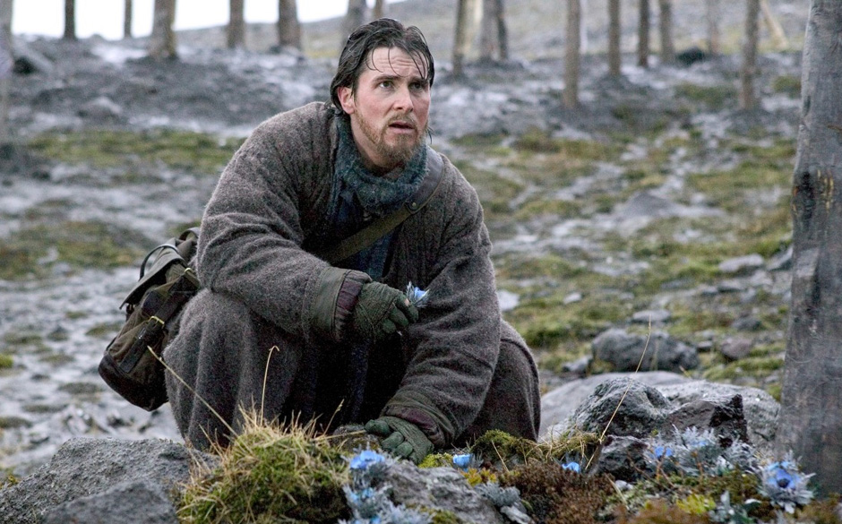 5. Batman Begins (2005). Bale schuf den Filmtypus des grübelnden, traumatisierten Comic-Helden, dem Action nur Schmerz be...