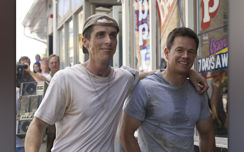 2. The Fighter (2010). Wieder sah er aus wie ein Skelett. Als drogenabhängiger, dumpfer Ex-Boxer überzeugt Bale als trag...