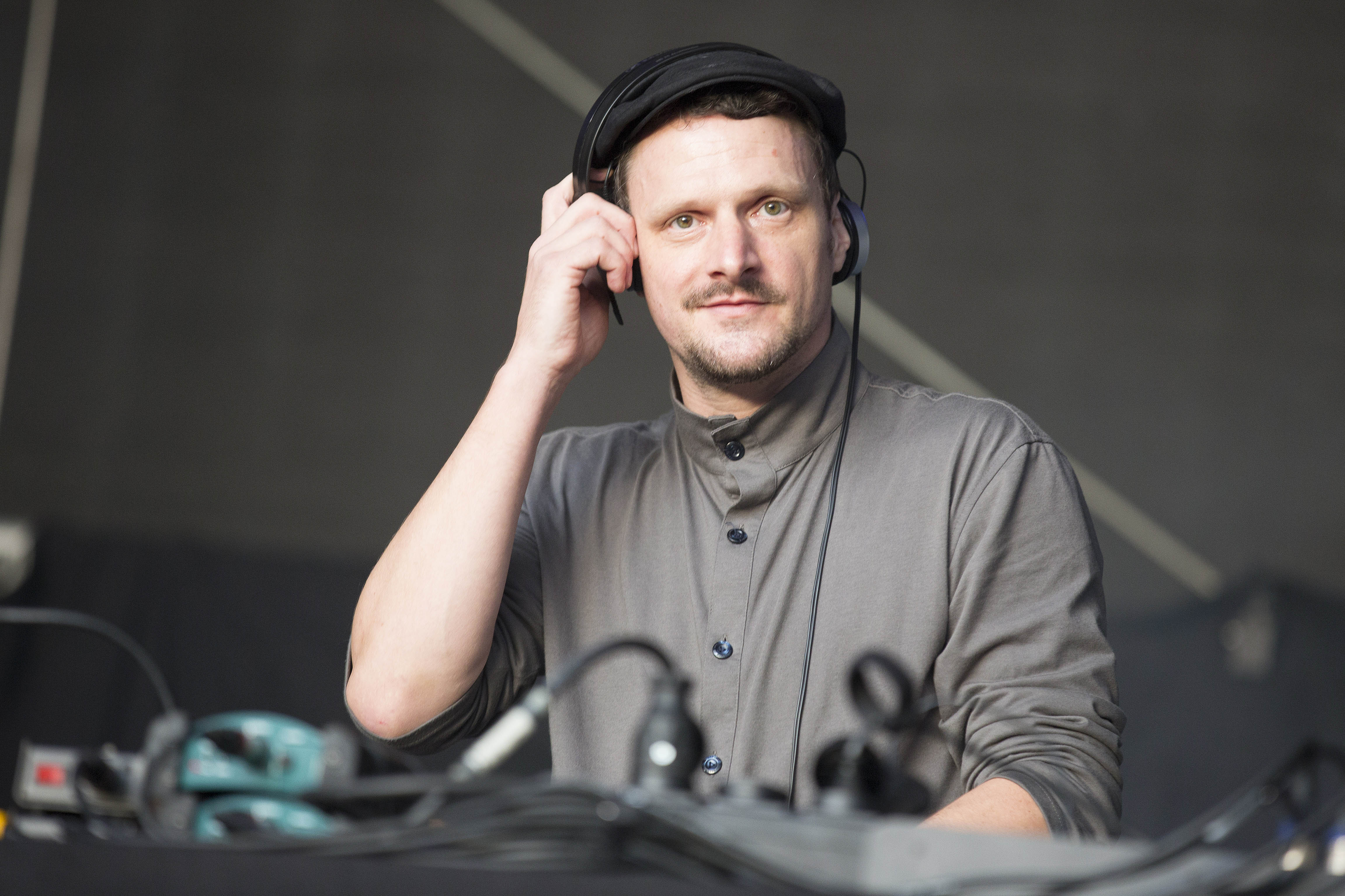 DJ Koze, buergerlich Stefan Kozalla - der deutsche DJ, Musiker und Labelbetreiber bei einem Auftritt auf dem MS Dockville ...