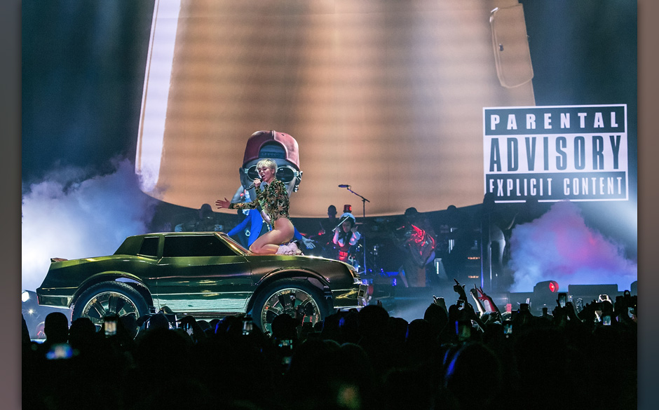 Miley Cyrus "Bangerz Tour" - Tacoma, WA