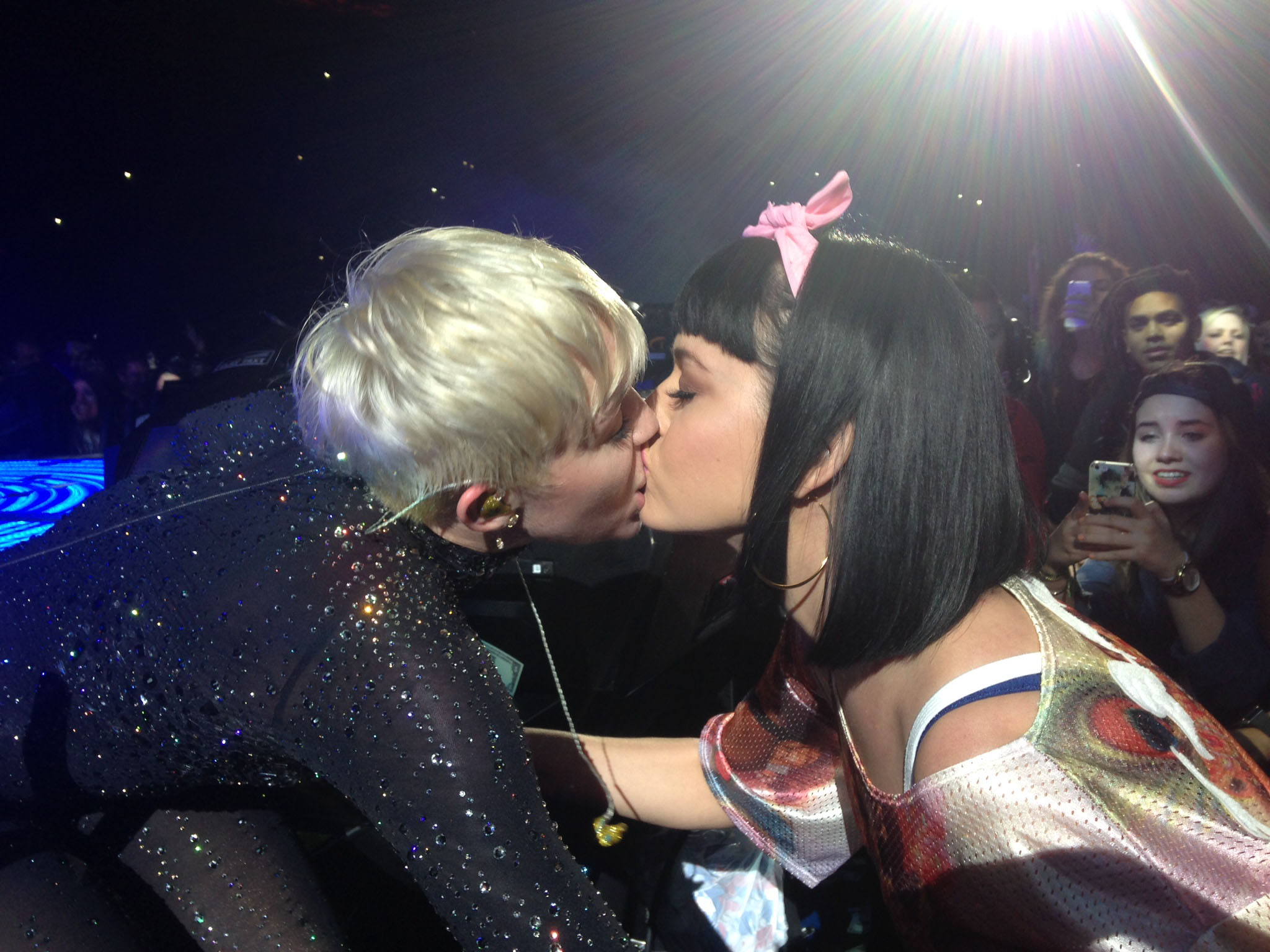 Katy Perry knutscht Miley Cyrus