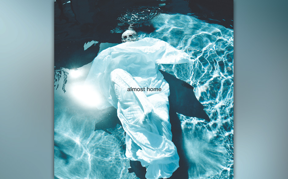 Moby - "Almost Home". Er ist gerne in Hotels, fragt sich manchmal warum sich sein Herz so schlecht anfühlt und ist ab und...