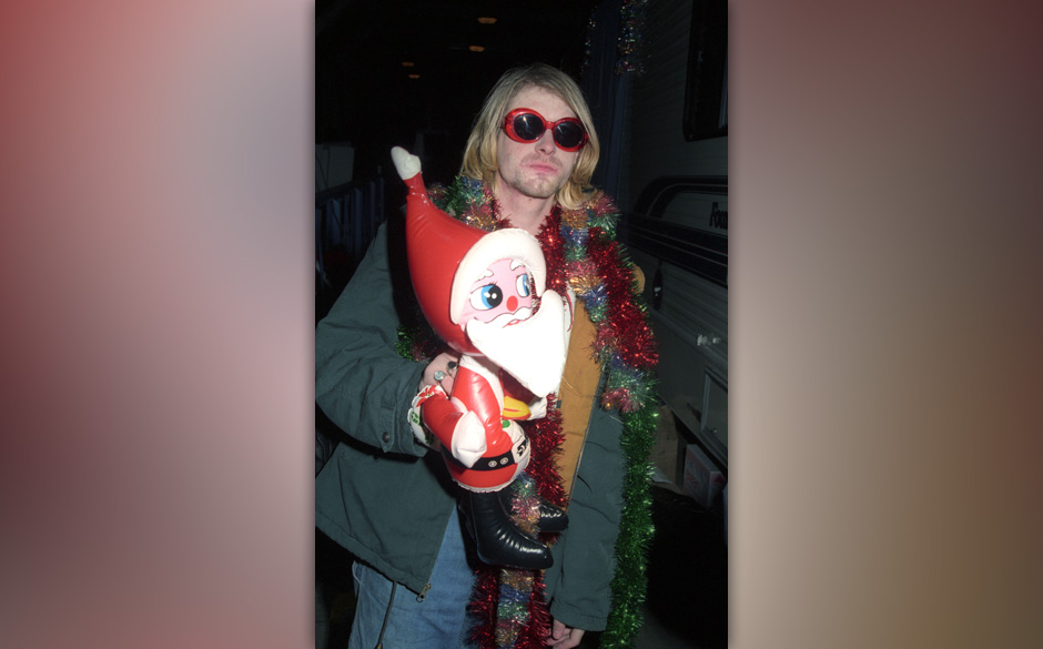 Kurt Cobain läuft mit einem Weihnachtsmann während MTV Live and Loud im Dezember 1993 in Seattle herum