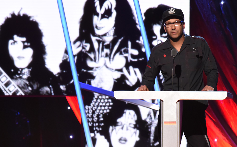 Tom Morello hält eine Rede für KISS