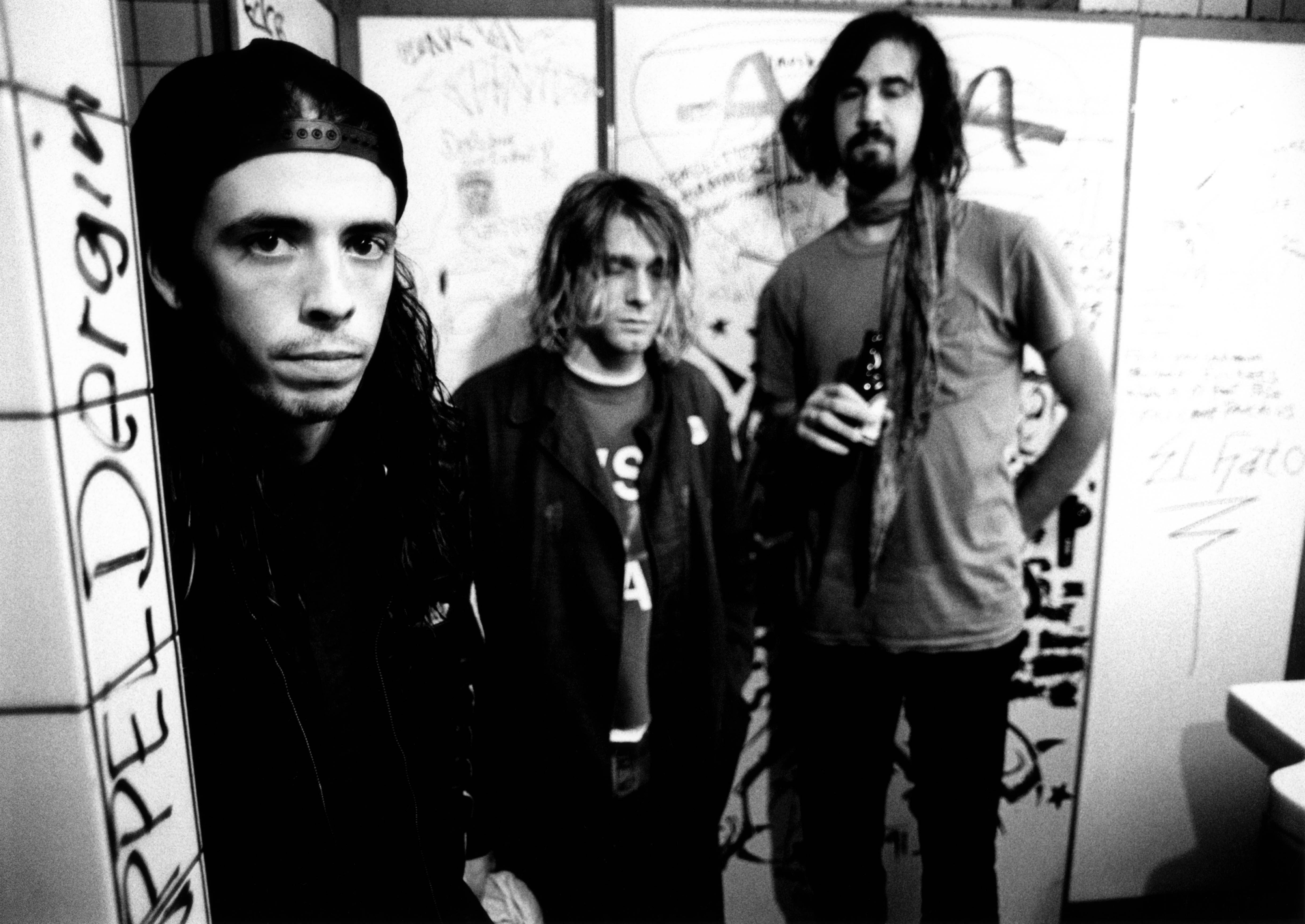 Nirvana pissing. Nirvana Band. Дэйв Грол Нирвана. Нирвана риковенс. Нирвана фото.