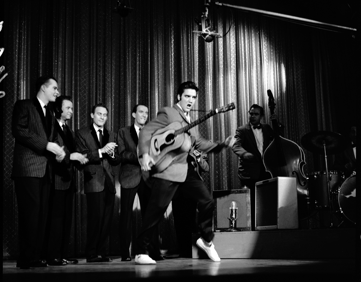Elvis Presley
The Milton Berle Show
5. Juni 1956
Eigentlich war es nur eine harmlose Fernsehsendung. Elvis Presley war sch...
