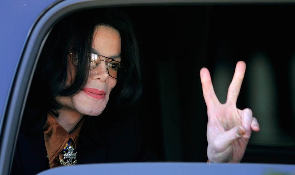 SANTA MARIA, CA - FEBRUARY 24:  Singer Michael Jackson flashes a 'V' sign to fans from inside a vehicle as he departs the San