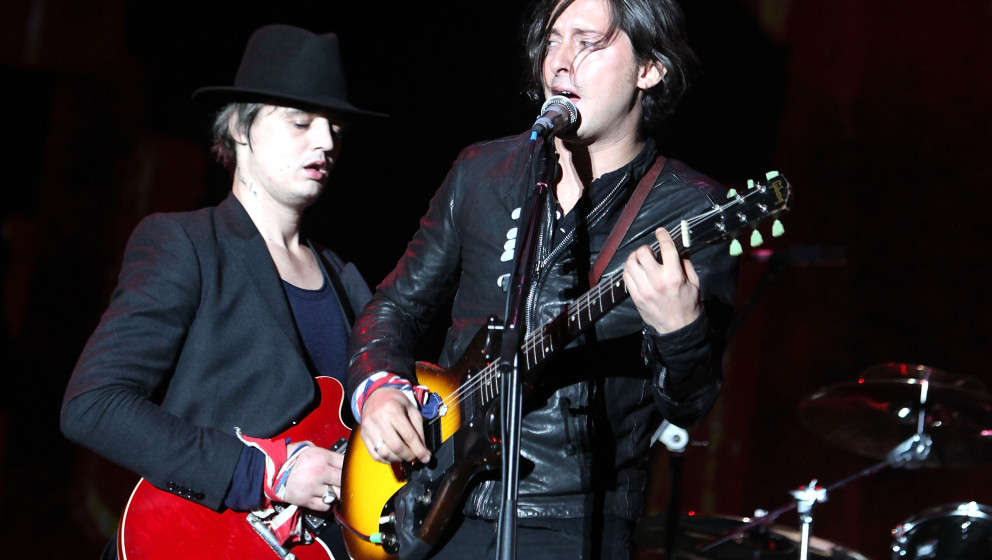 READING, ENGLAND - AUGUST 28:  Pete Doherty and Carl Barat of The Libertines performs live on the Main stage during day Two o