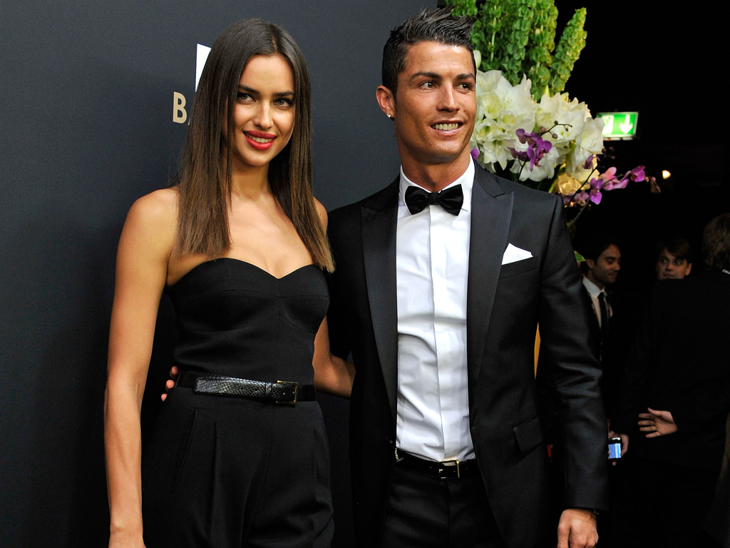 8. Irina Shayk (von Cristiano Ronaldo, Portugal):
Zu schön um echt zu sein? Zugegeben, an Irina Shayk lässt sich einfach...